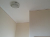 Esempio pareti beige con rigo colorato marrone