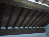 Esempio trattamento soffitto con travi in legno e mezzane