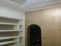 Esempio effetto metallico su parete e libreria in cartongesso