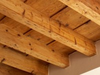 Esempio trattamento soffitto con travi in legno